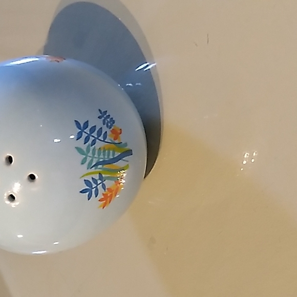 Porcelain potpourri diffuser. Excellent for linen closet. - Picture 4 of 7